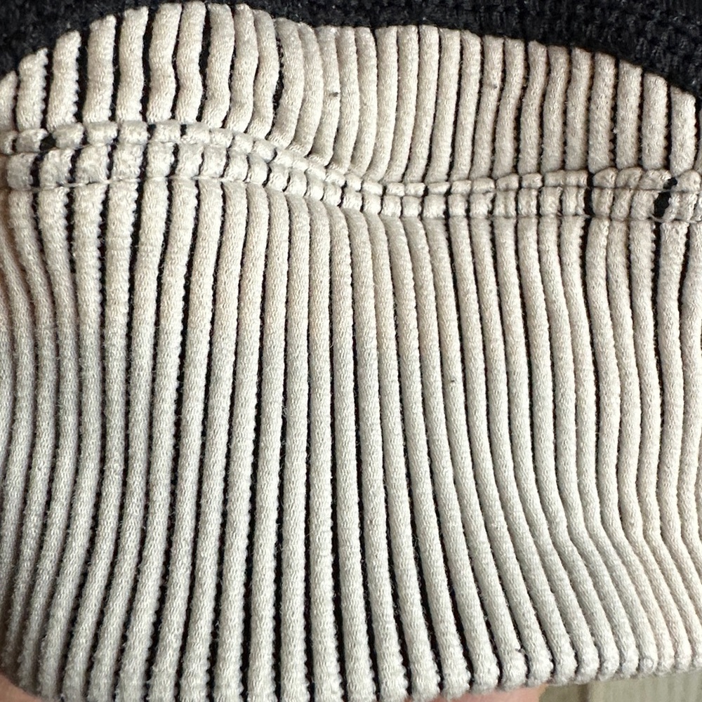 ALO Yoga Cream and Black Ribbed Detail - Picture 3 of 4